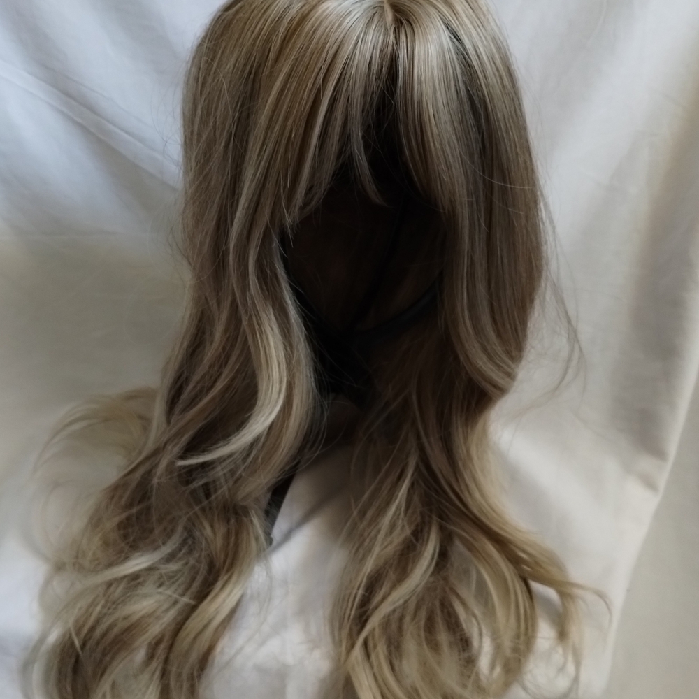 NWT HAIRCUBE Mixed Ash Blonde Wavy Synthetic Wig 24" With Curtain Bangs IT GIRL